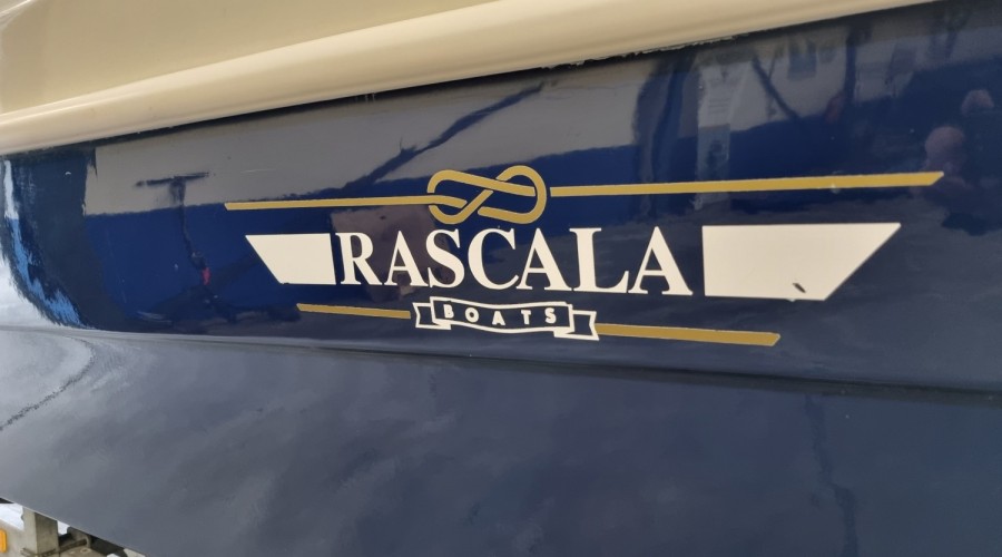 Rascala FM 15 met 40pk 4-takt EFI en trailer (z&eacute;&eacute;r netjes!)