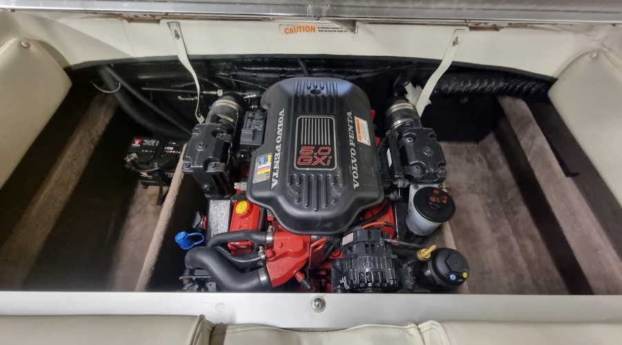 Stingray 205 CX 5.0 MPI met trailer en slechts 149 uur