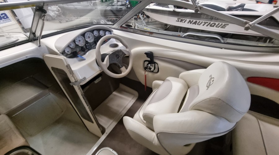 Stingray 205 CX 5.0 MPI met trailer en slechts 149 uur