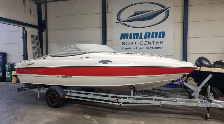 Stingray 205 CX 5.0 MPI met trailer en slechts 149 uur