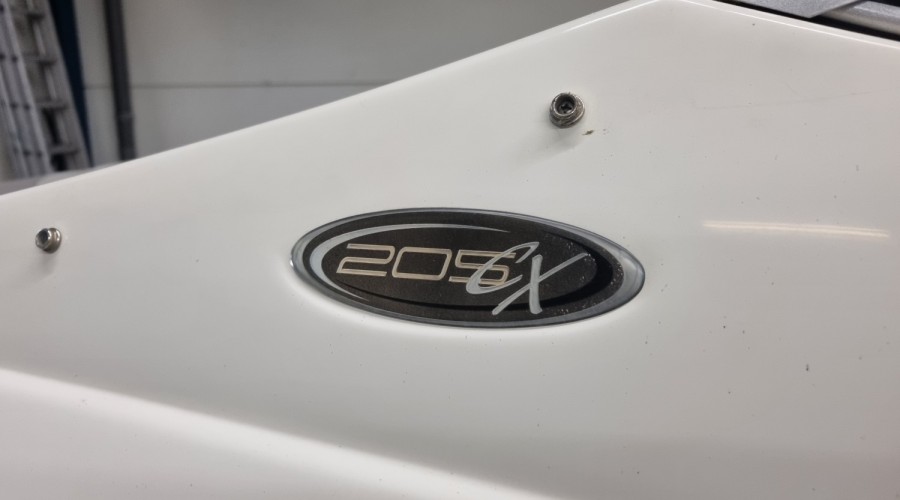 Stingray 205 CX 5.0 MPI met trailer en slechts 149 uur